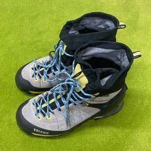 Usa size 6.5, these are gorgeous and comfy hiking boots.